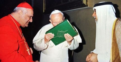 Papež Jan Pavel II. líbá Korán