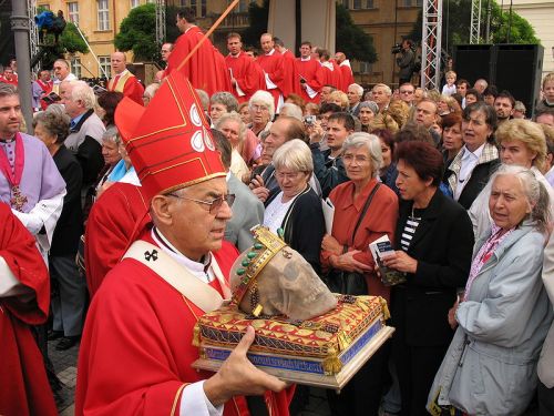 Kardinál Vlk a lebka sv. Václava