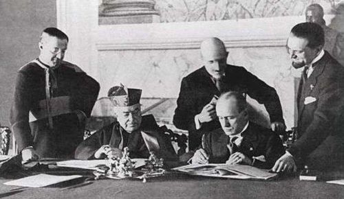 Mussolini a Gaspari podepisují Lateránskou smlouvu (1929)